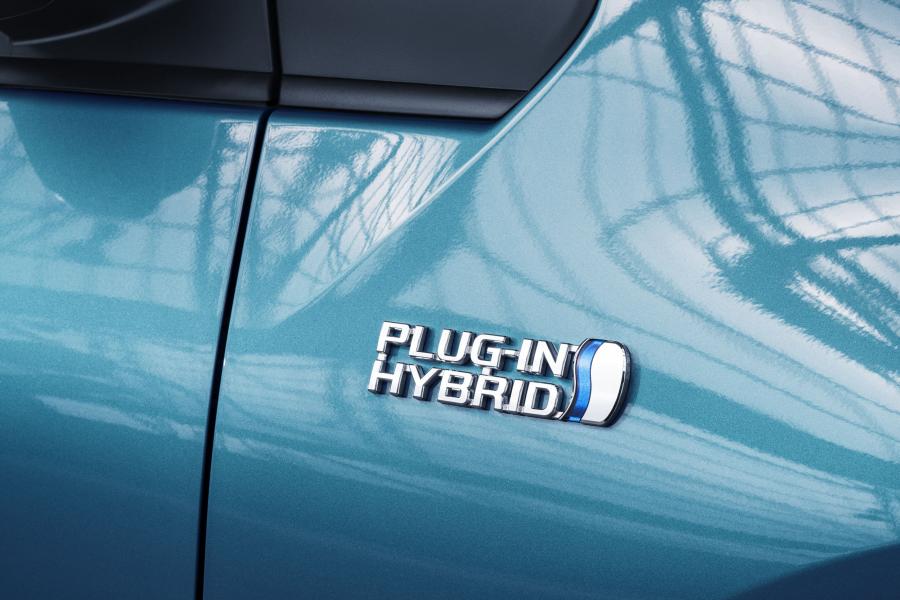 Логотип Toyota Prius Plug-in Hybrid 2016 года  (фото 96 из 187)